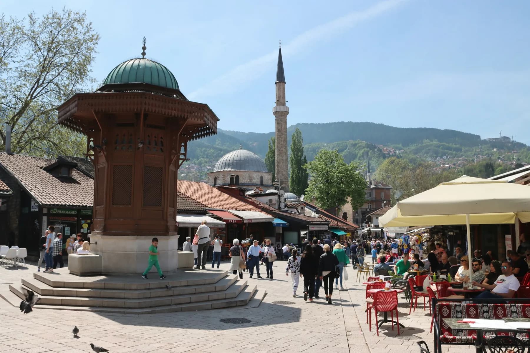 Personas y vida cotidiana alrededor de la fuente Sebilj en Sarajevo.